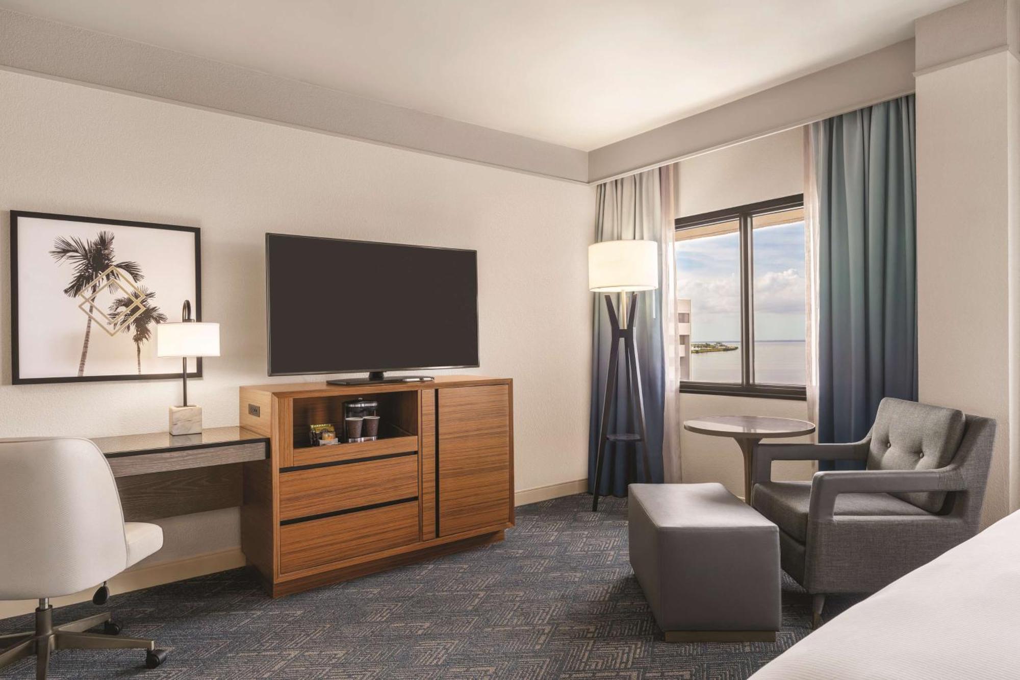 Hotel Doubletree By Hilton Tampa Rocky Point Waterfront Extérieur photo